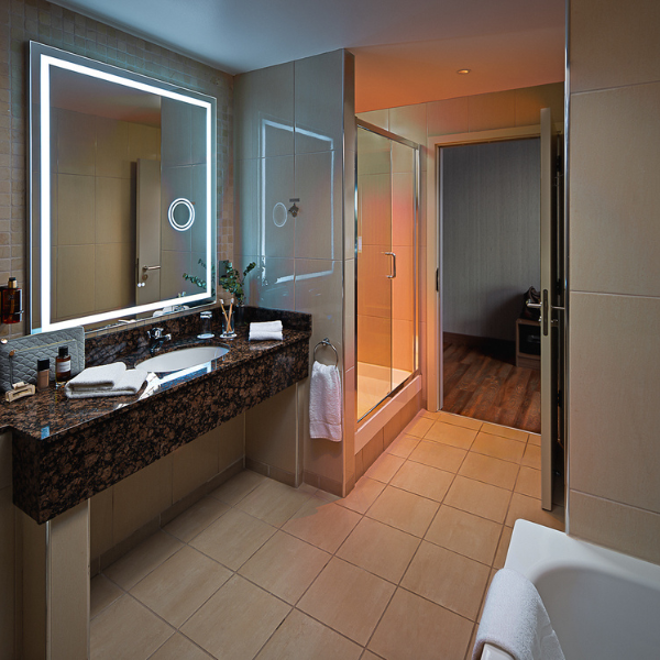 Suite bathroom www.carltondublinairport.com